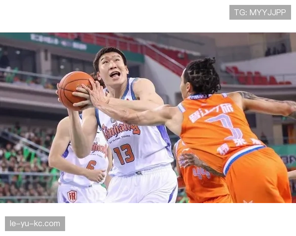 理查德森展现三分威胁，助力球队关键胜利