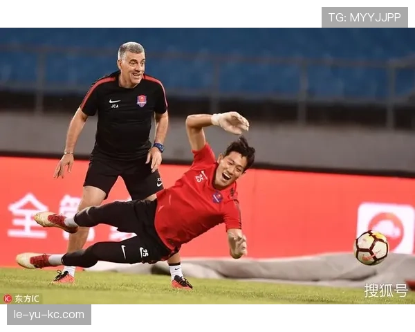 克鲁伊夫战术智慧引领现代足球革命，深远理念持续重塑比赛格局