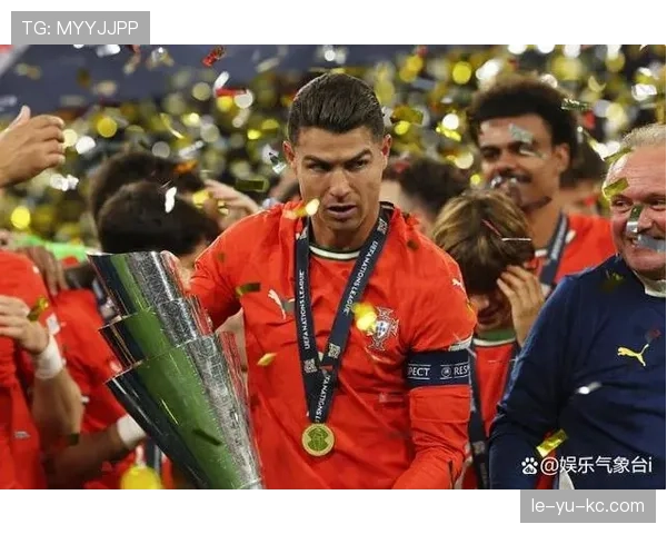 C罗闪耀赛场助力球队晋级，续写传奇再创高光时刻