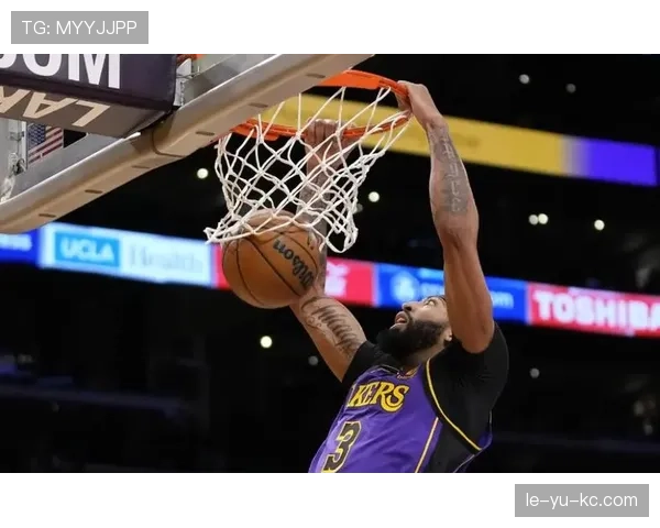 戴维斯以独特比赛风格闪耀NBA赛场，持续领跑赛季表现