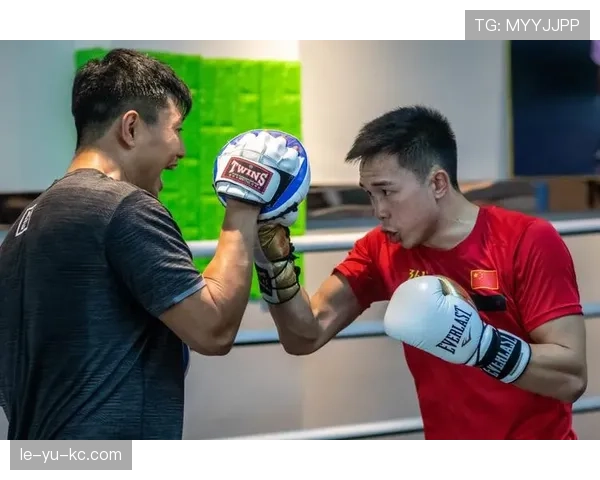 徐灿训练完直接啃鸡腿？这自律人设有点扛不住啊